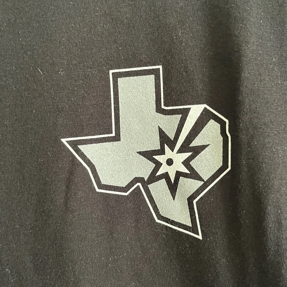 EUC GILDAN SAN ANTONIO SPURS T-Shirt - Picture 5 of 10